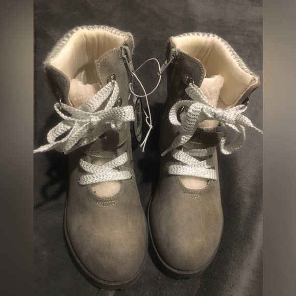 Other - Gray Girls cute boots. NWT size 3.